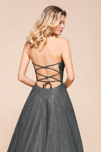 Abito lungo da sera scintillante senza spalline e con schiena scoperta e spacco