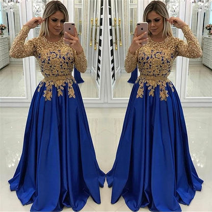 Abendkleid mit goldenen Perlen und Spitzenapplikationen und Ärmeln 