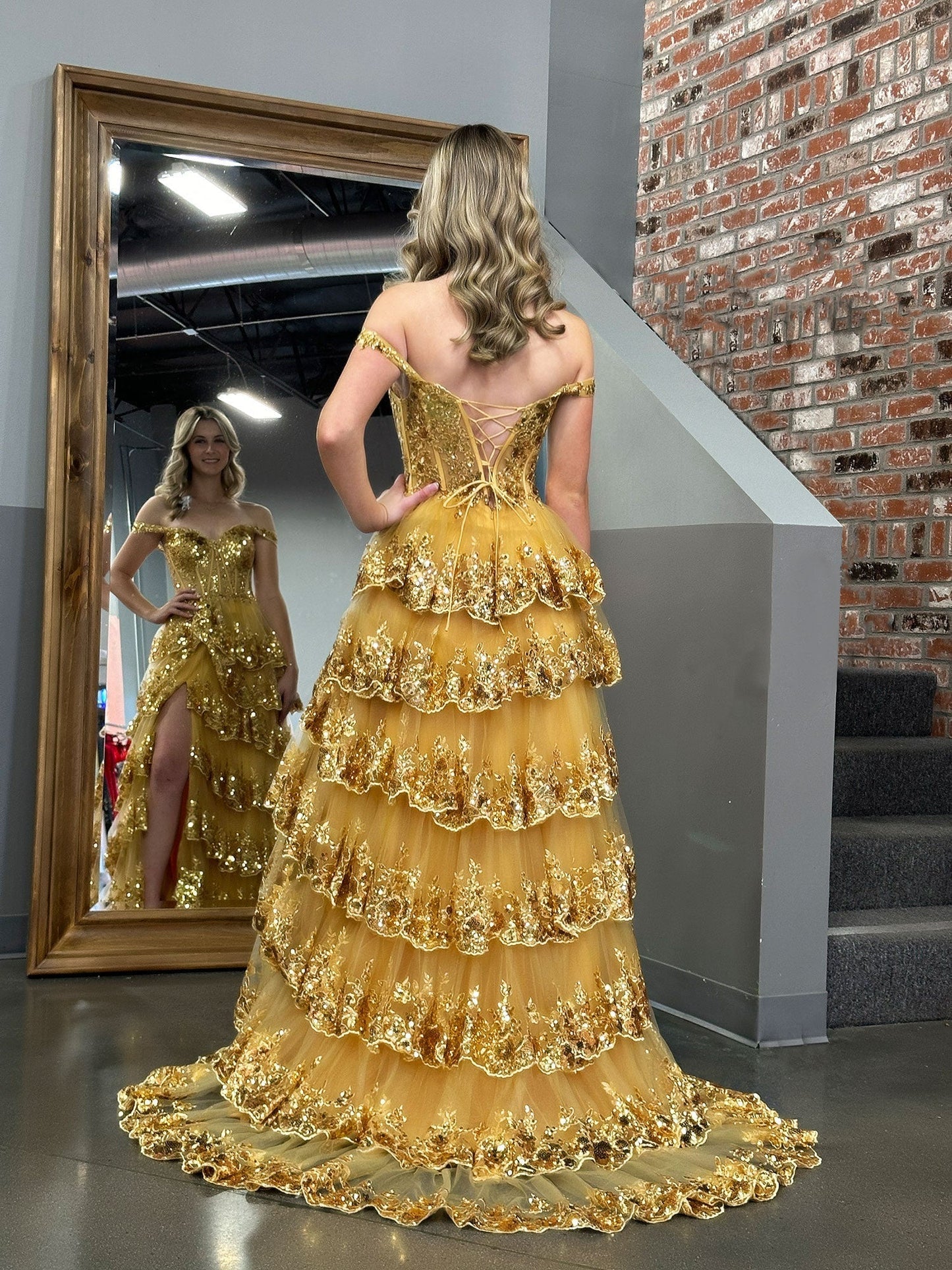 Vestido de fiesta Roycebridal de corte princesa dorado con hombros descubiertos, corsé y volantes de encaje