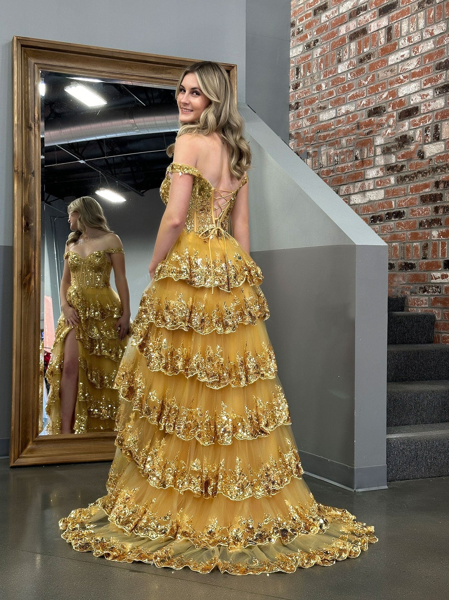 Vestido de fiesta Roycebridal de corte princesa dorado con hombros descubiertos, corsé y volantes de encaje