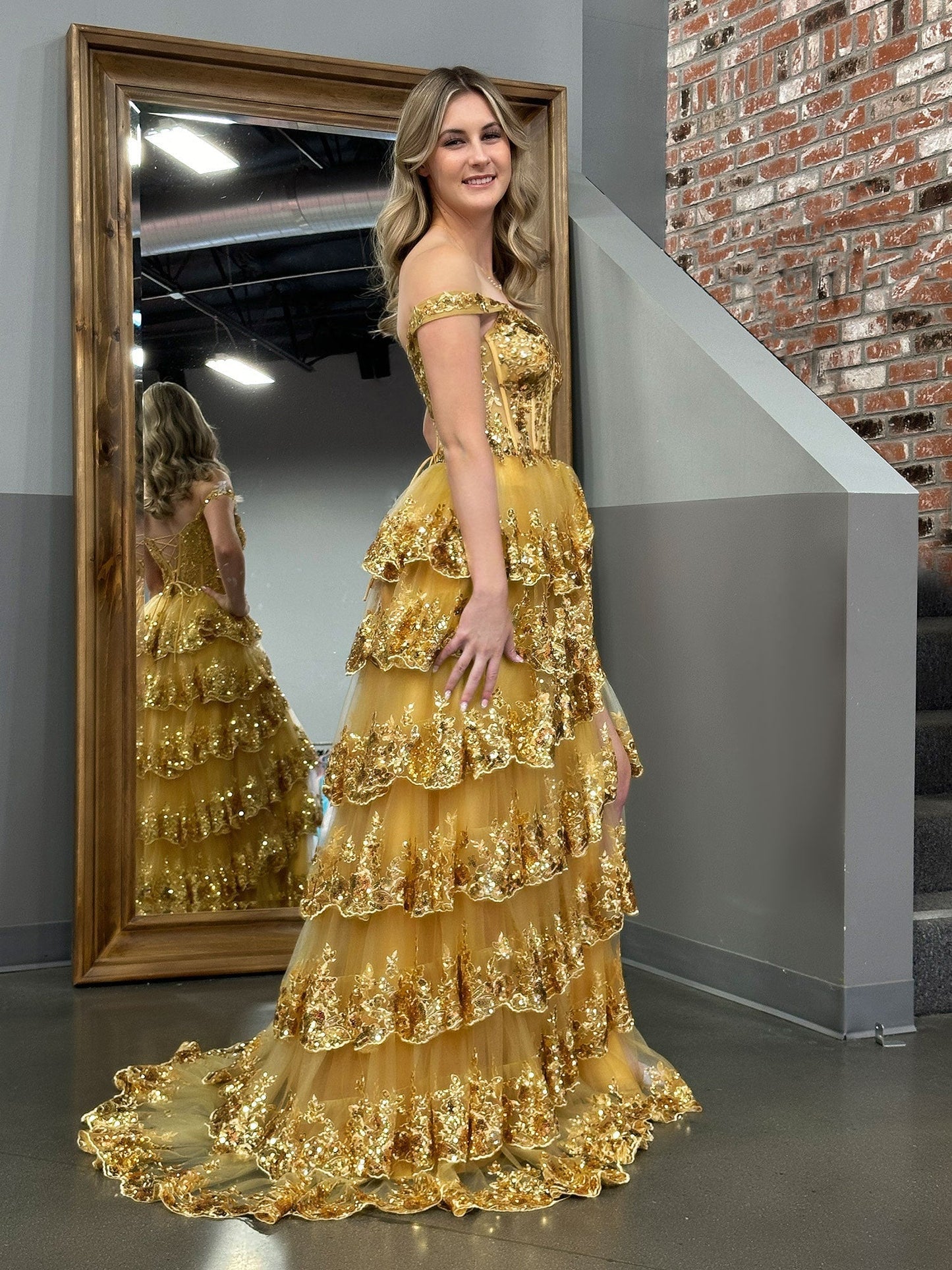 Vestido de fiesta Roycebridal de corte princesa dorado con hombros descubiertos, corsé y volantes de encaje