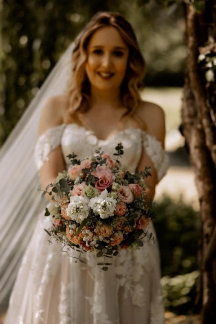 فساتين زفاف بيضاء رائعة بتصميم خط أ، بدون أكمام، من الدانتيل، مكشوفة الكتفين مع كشكشات