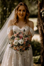 فساتين زفاف بيضاء رائعة بتصميم خط أ، بدون أكمام، من الدانتيل، مكشوفة الكتفين مع كشكشات