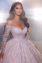 فستان زفاف رائع بقصة على شكل حرف A، بدون أكتاف، وياقة على شكل حرف V مع دانتيل