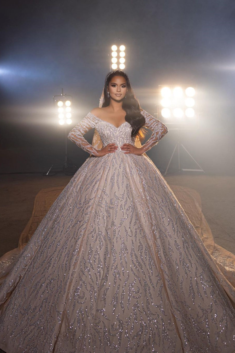 Vestido de Noiva Deslumbrante em Linha A, com Decote em V e Ombros Descobertos, com Renda