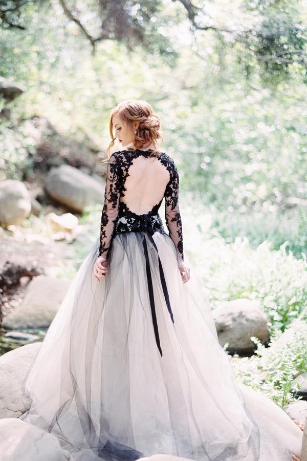 Wunderschönes A-Linien-Brautkleid mit V-Ausschnitt und langen Ärmeln in schwarzer Spitze