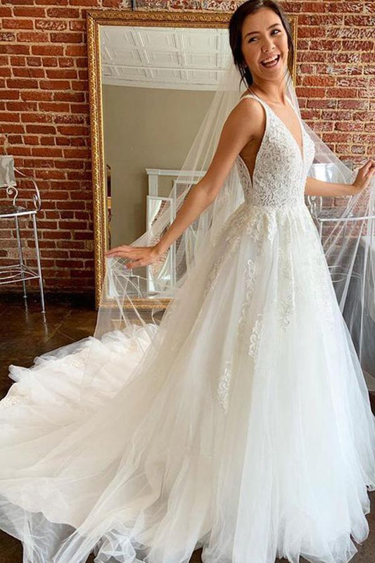 Wunderschönes A-Linien-Brautkleid mit V-Ausschnitt, offenem Rücken und Tüll