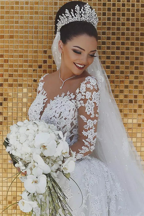 فستان زفاف حورية البحر مزين بالدانتيل والخرز بأكمام من التول الشفاف وتطريزات مطرزة للعرائس