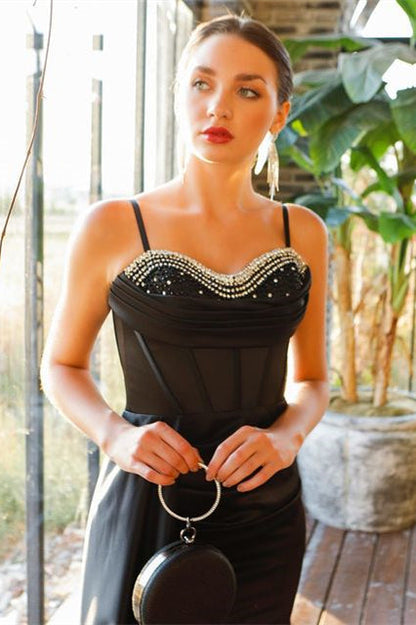 Hermoso vestido de fiesta negro con tirantes de sirena, lentejuelas y abertura