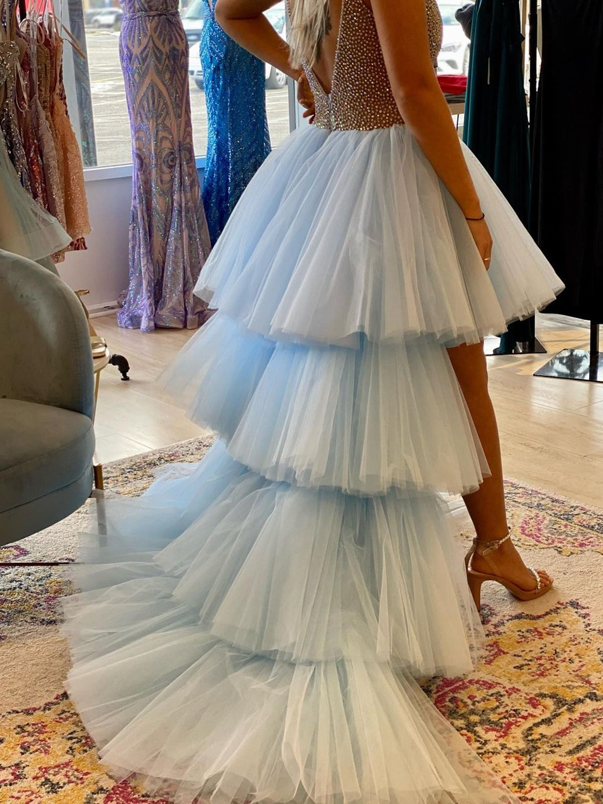 Splendido abito da sera blu con scollo a V, linea ad A asimmetrica, perline e tulle, con strascico