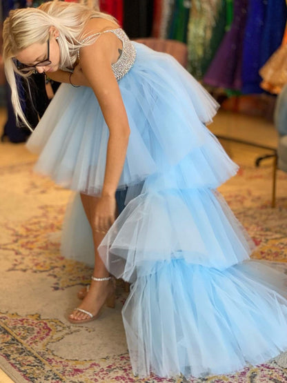 Wunderschönes blaues High Low A-Linie V-Ausschnitt Perlenbesetztes Tüll-Ballkleid mit Schleppe