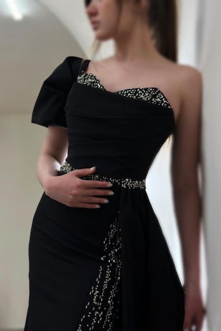 Splendido abito da sera in raso con spallina singola, senza maniche, con spacco e paillettes