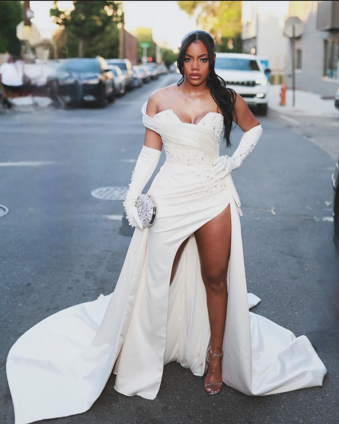 Wunderschönes säulenförmiges, ärmelloses weißes Brautkleid aus Satin mit einer Schulter und Perlen verzierter, geteilter Schleppe