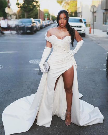 Wunderschönes säulenförmiges, ärmelloses weißes Brautkleid aus Satin mit einer Schulter und Perlen verzierter, geteilter Schleppe