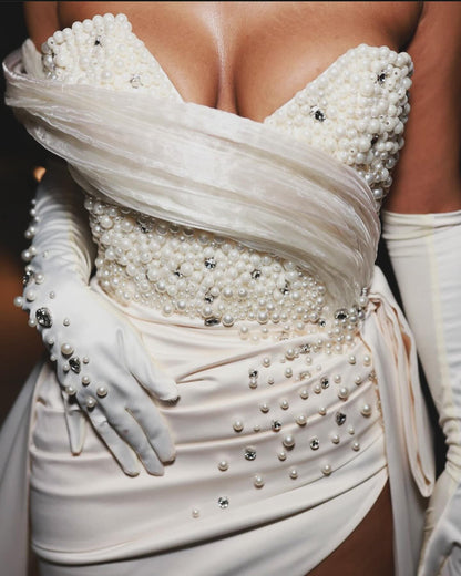 Wunderschönes säulenförmiges, ärmelloses weißes Brautkleid aus Satin mit einer Schulter und Perlen verzierter, geteilter Schleppe