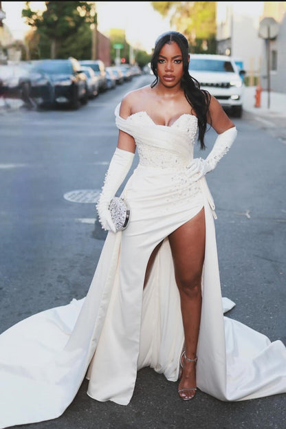 Wunderschönes säulenförmiges, ärmelloses weißes Brautkleid aus Satin mit einer Schulter und Perlen verzierter, geteilter Schleppe