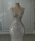Splendido abito da sera argento senza spalline con scollo a barca e colonna, decorato con paillettes