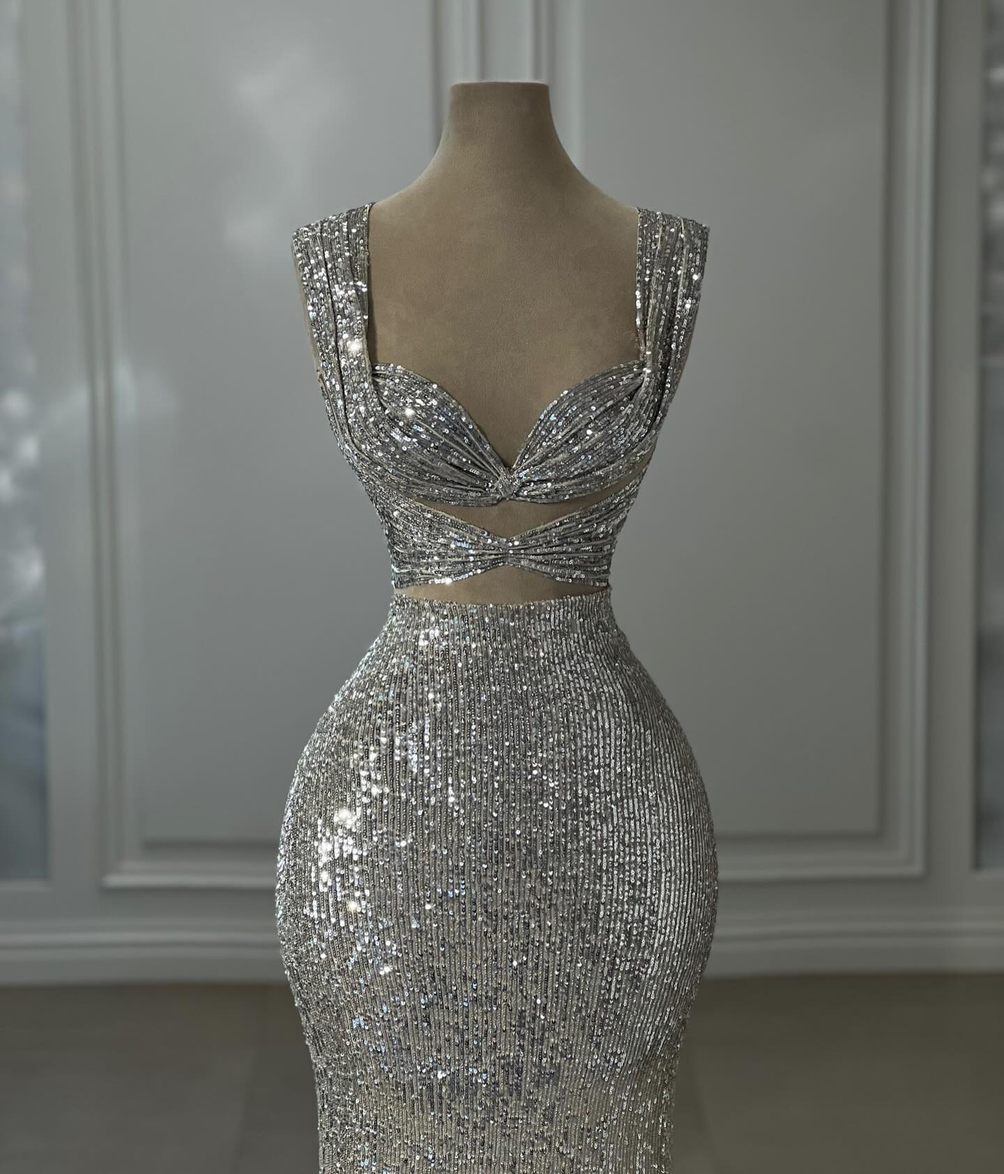 Splendido abito da sera argento senza spalline con scollo a barca e colonna, decorato con paillettes