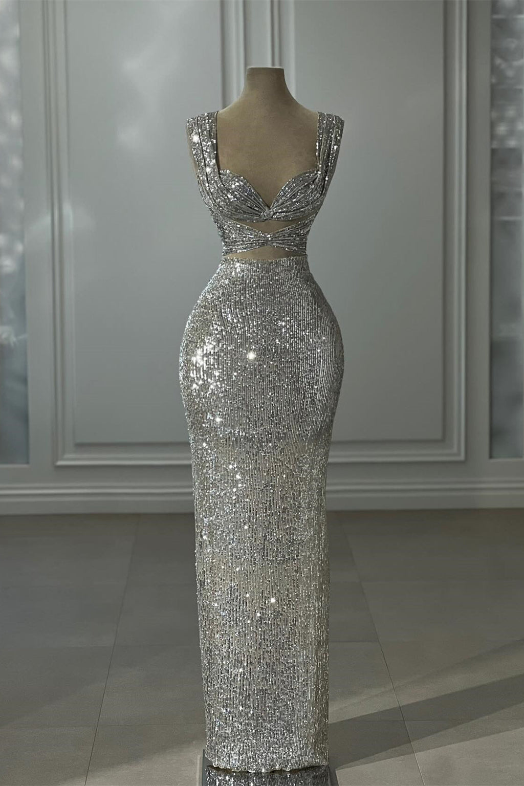 Splendido abito da sera argento senza spalline con scollo a barca e colonna, decorato con paillettes