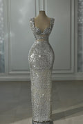 Splendido abito da sera argento senza spalline con scollo a barca e colonna, decorato con paillettes