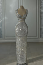 Splendido abito da sera argento senza spalline con scollo a barca e colonna, decorato con paillettes