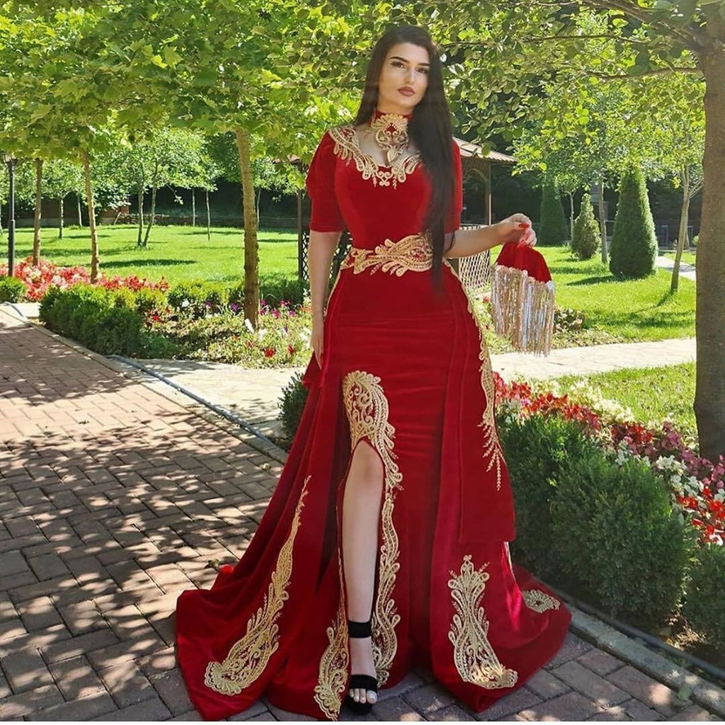 Splendido abito da sera a sirena in velluto rosso con scollo all'americana, maniche a mezza lunghezza e applicazioni dorate