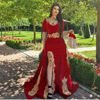 Splendido abito da sera a sirena in velluto rosso con scollo all'americana, maniche a mezza lunghezza e applicazioni dorate