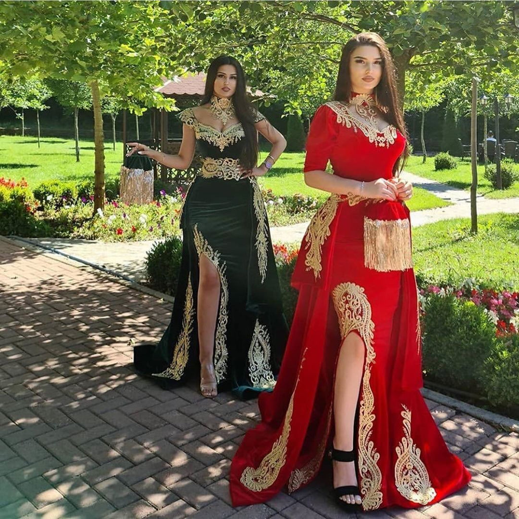 Splendido abito da sera a sirena in velluto rosso con scollo all'americana, maniche a mezza lunghezza e applicazioni dorate