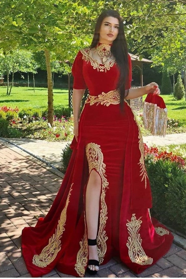 Splendido abito da sera a sirena in velluto rosso con scollo all'americana, maniche a mezza lunghezza e applicazioni dorate