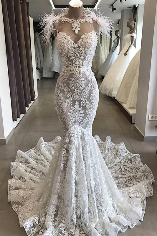 Wunderschönes langes Brautkleid aus Spitze mit Herzausschnitt und Pelz-Ausschnitt