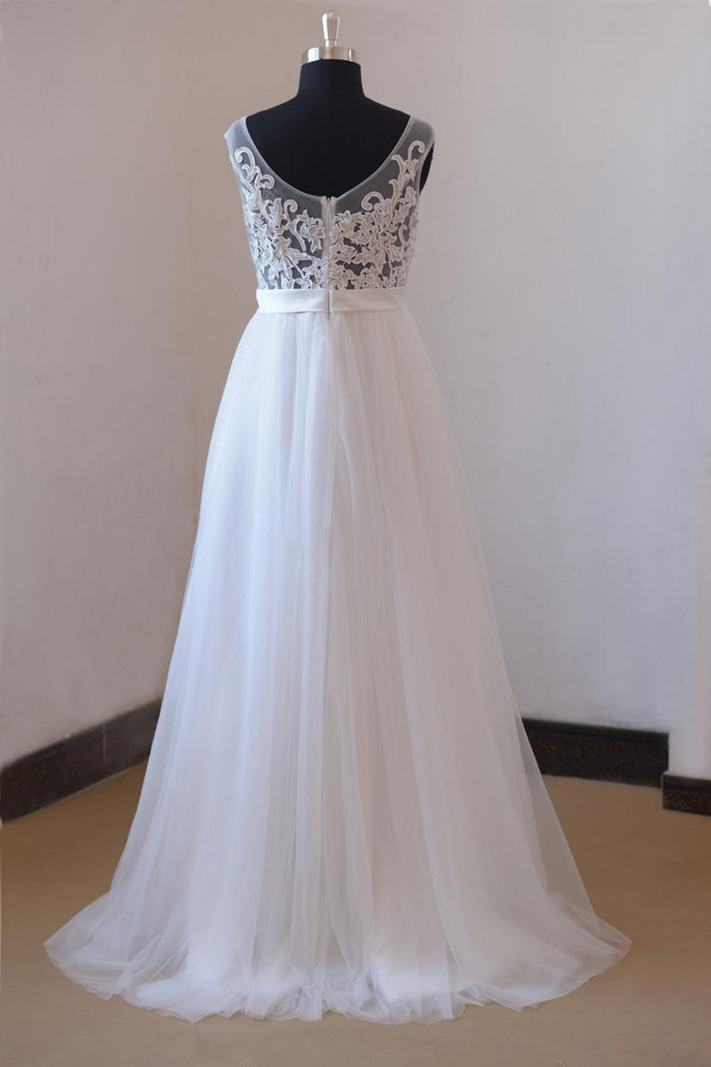 Gorgeous Jewel Appliques Sleeveless Wedding Dress With Tulle Ruffles White Gown