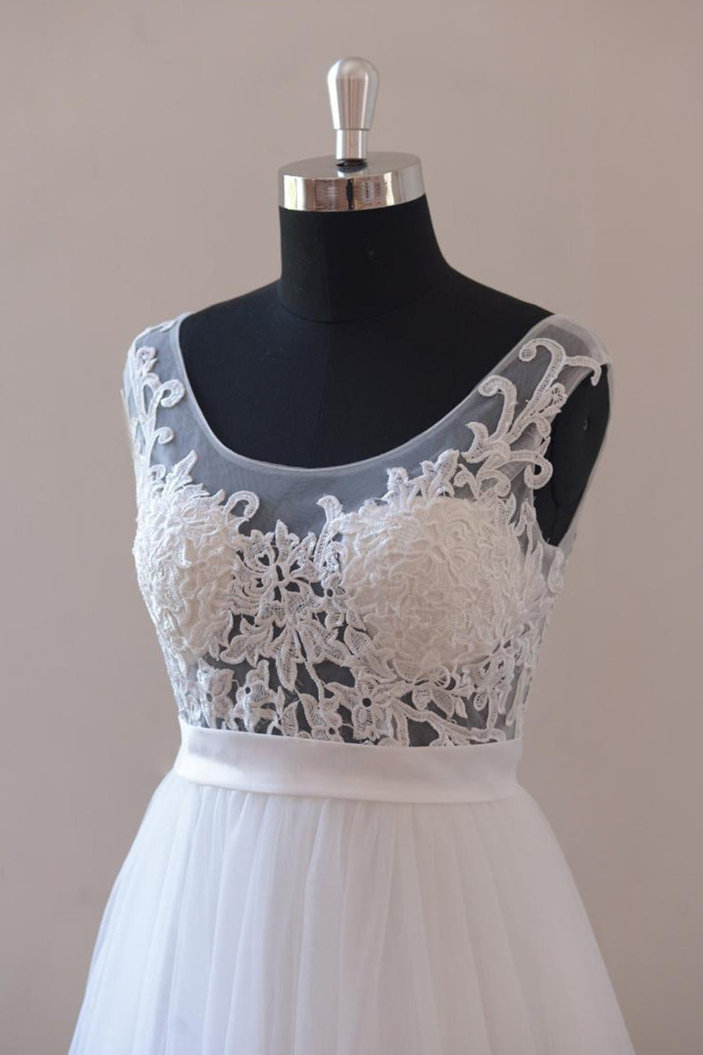 Gorgeous Jewel Appliques Sleeveless Wedding Dress With Tulle Ruffles White Gown