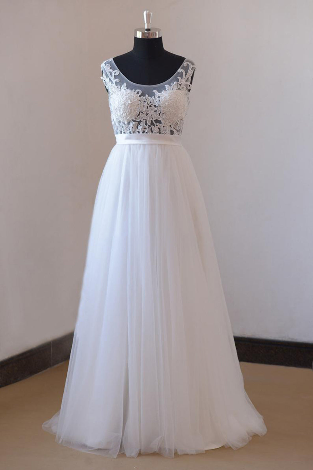 Gorgeous Jewel Appliques Sleeveless Wedding Dress With Tulle Ruffles White Gown