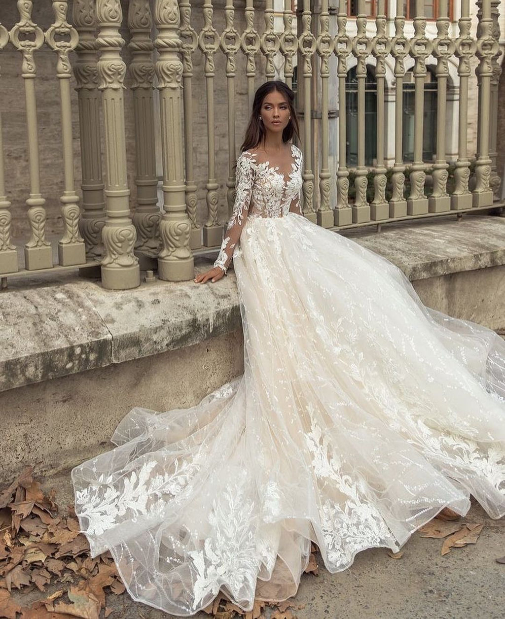 Magnifique robe de mariée longue en ligne A avec appliques en dentelle, traîne et manches bateau