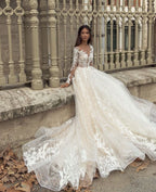 Magnifique robe de mariée longue en ligne A avec appliques en dentelle, traîne et manches bateau