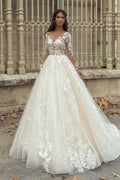 Magnifique robe de mariée longue en ligne A avec appliques en dentelle, traîne et manches bateau