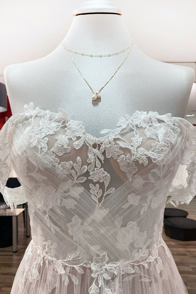 Vestido de Noiva Deslumbrante Comprido em Linha A com Aplicações de Renda em Tule e Decote Ombro a Ombro