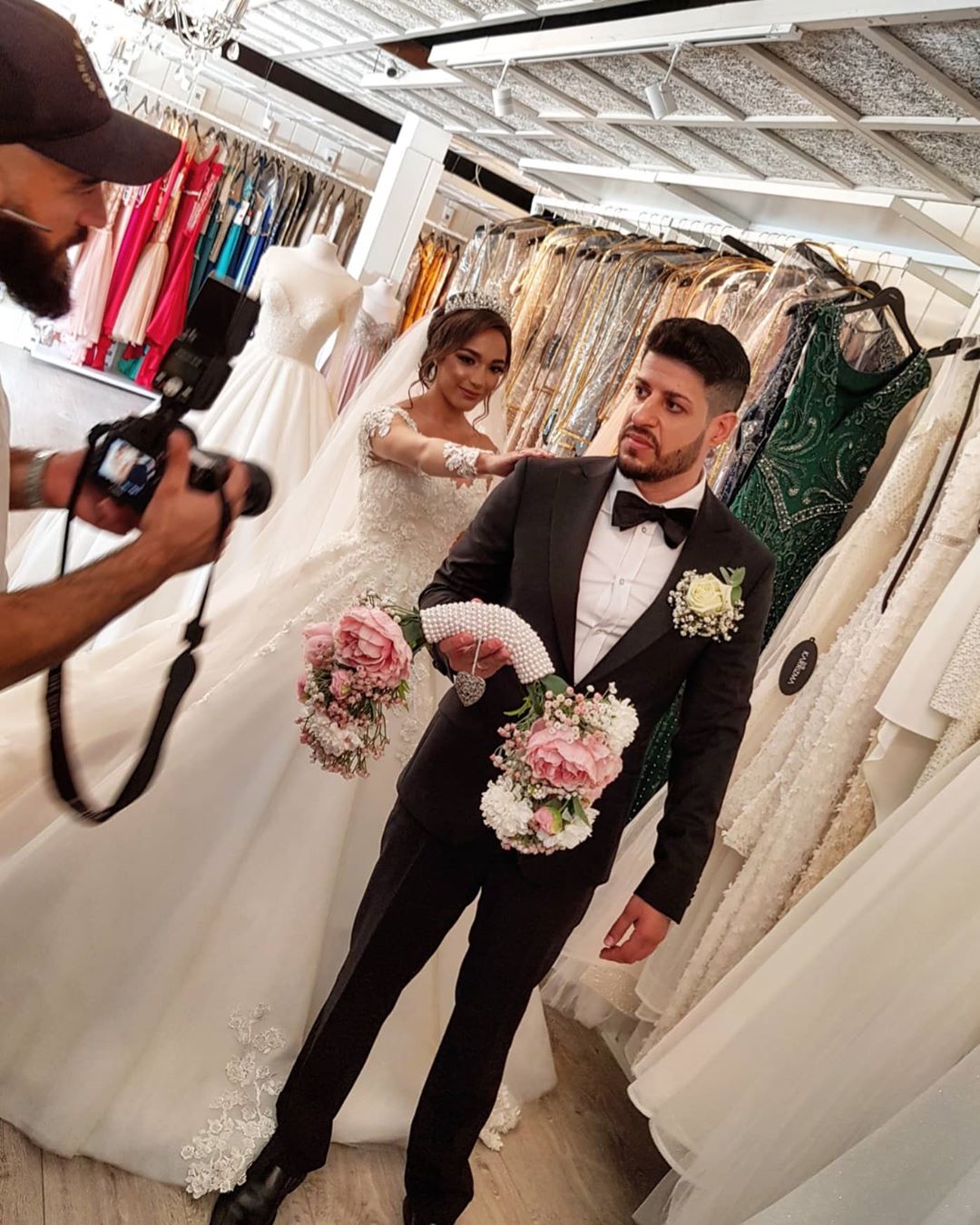 فساتين زفاف طويلة رائعة على شكل حرف A بدون أكتاف مع أكمام