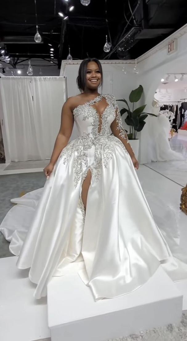 Vestido de Noiva Deslumbrante Comprido em Linha A com Um Ombro, Bordado e Fenda