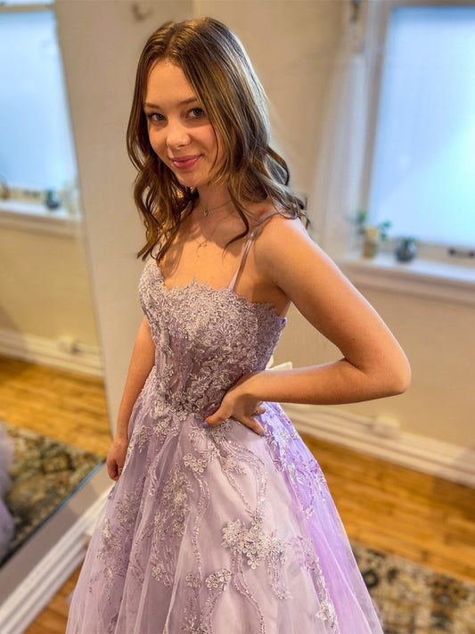Hermoso vestido formal de fiesta de tul con escote en forma de A y encaje en forma de corazón
