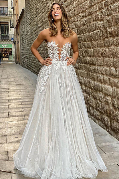 Wunderschönes langes A-Linien-Brautkleid mit Tüllapplikationen und Spitze