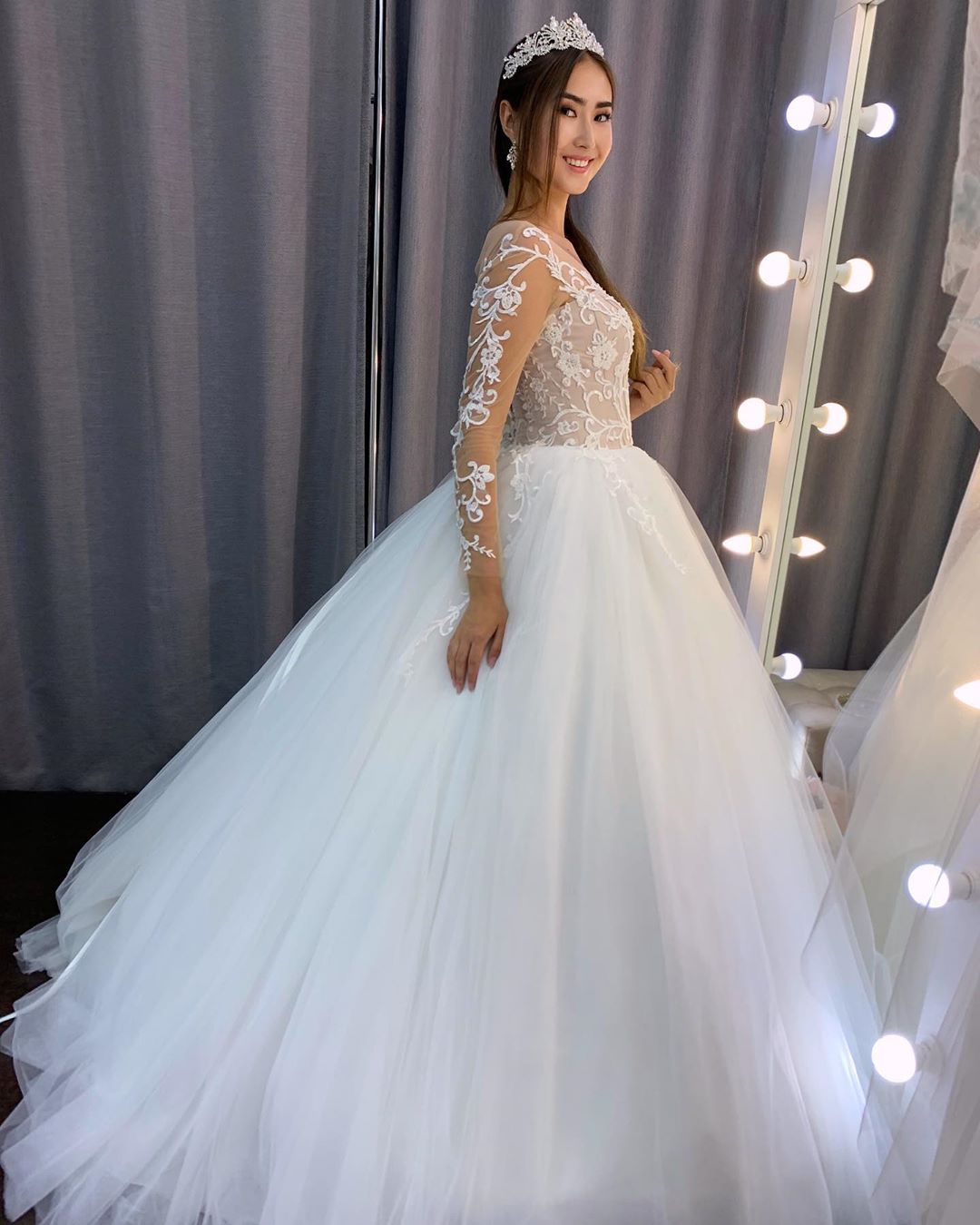 Wunderschönes langes A-Linien-Brautkleid aus Tüllspitze mit Ärmeln
