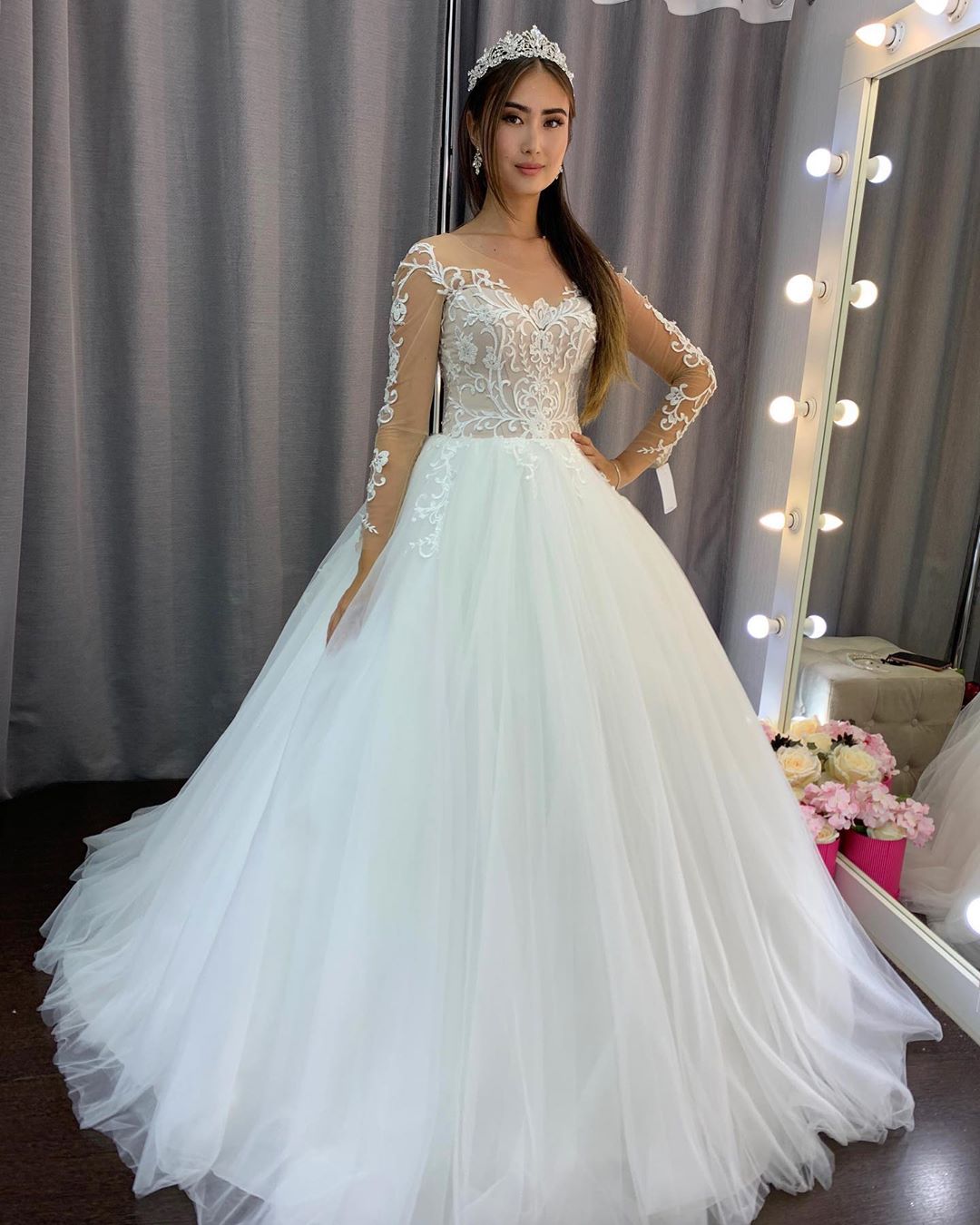 Wunderschönes langes A-Linien-Brautkleid aus Tüllspitze mit Ärmeln