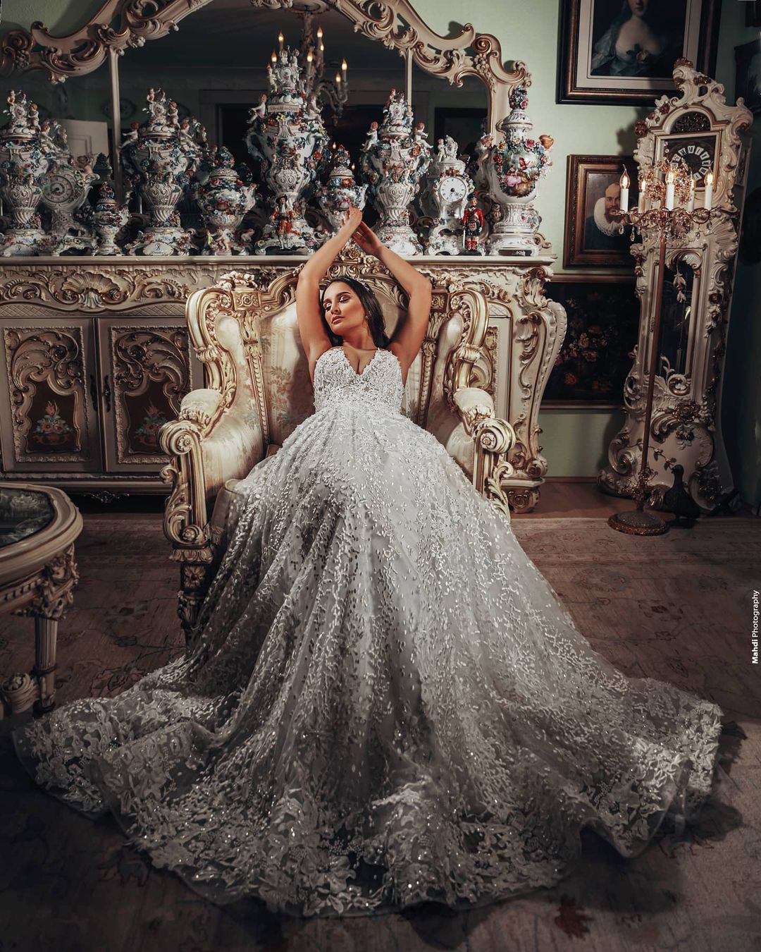 Vestido de Noiva Deslumbrante Comprido em Linha A com Decote em V e Renda Floral 3D