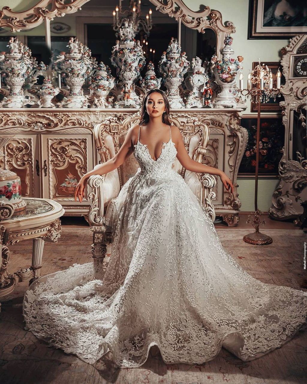 Vestido de Noiva Deslumbrante Comprido em Linha A com Decote em V e Renda Floral 3D