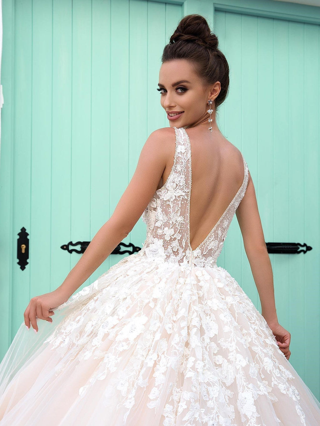 Splendido abito lungo a linea ad A con scollo a V e schiena scoperta in tulle e pizzo per cerimonia di diploma