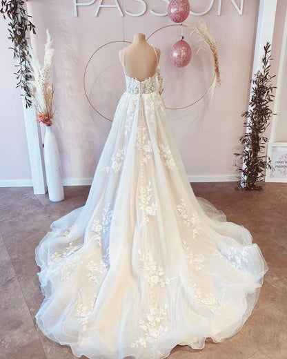 Gorgeous Long A-line V-neck Spaghetti Straps Tulle Backless Wedding Dress