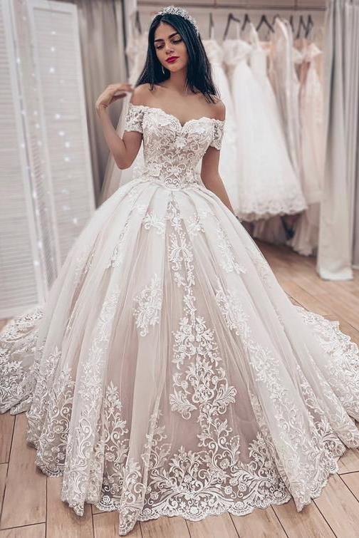 Wunderschönes langes Ballkleid mit schulterfreiem Spitzenapplikationen