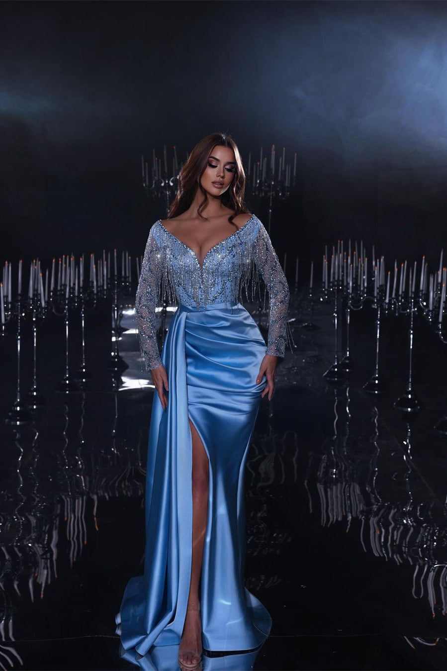 Hermoso vestido de fiesta largo de sirena azul con escote en V, lentejuelas y cuentas, con abertura y mangas largas