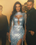 Splendido abito lungo da sera a sirena con collo alto, senza maniche, ricoperto di paillettes e con spacco